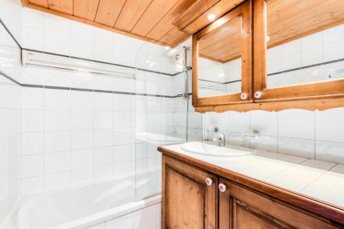 ein Badezimmer mit Waschbecken und Dusche in der Unterkunft Résidence Les Fermes du Soleil - maeva Home - Appartement 3 Pièces 6 Personnes - Sélection MAE-1543 in Arâches-la-Frasse