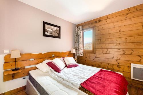 Schlafzimmer mit Holzakzenten in der Unterkunft Résidence Les Fermes du Soleil - maeva Home - Appartement 3 Pièces 6 Personnes - Sélection MAE-1543 in Arâches-la-Frasse
