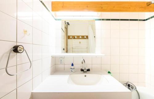 une salle de bain avec un lavabo et un miroir dans l'établissement Quartier La Forêt - maeva Home - Studio 4 Personnes Sélection MAE-1777, à Valmorel
