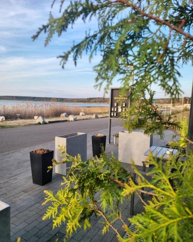 vista su una strada con piante e un cartello di Doppelzimmer im Strandhaus 2 Grundbelegung 2 Pers a Elsterheide
