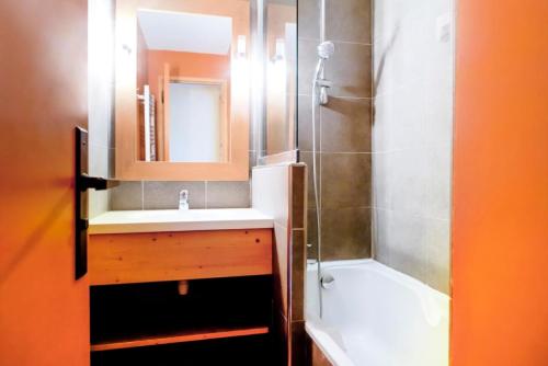 a bathroom with a sink and a shower at Résidence Les Néreïdes - maeva Home - 3 Pièces 7 Personnes Sélection 10 in La Plagne Tarentaise