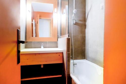une salle de bain avec un lavabo et une douche dans l'établissement Résidence Les Néreïdes - maeva Home - 3 Pièces 7 Personnes Sélection MAE-2010, à La Plagne Tarentaise
