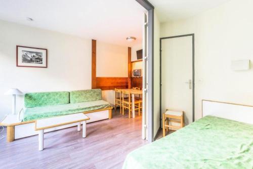Cette chambre comprend deux lits et un canapé. dans l'établissement L'Aiguille - maeva Home - 2 Pièces 5 Personnes Confort MAE-2139, à Chamonix-Mont-Blanc