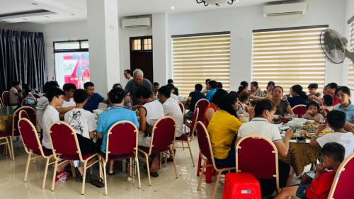 a group of people sitting at tables in a room at Khách Sạn Hoàng Nam-Cửa Lò-Nghệ An in Thương Xà (2)