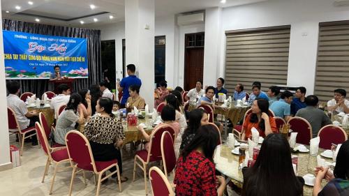 a group of people sitting at tables in a room at Khách Sạn Hoàng Nam-Cửa Lò-Nghệ An in Thương Xà (2)