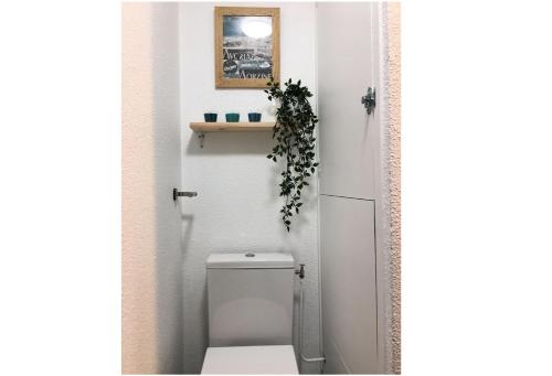 une salle de bain avec des toilettes avec une étagère au-dessus dans l'établissement Résidence Le Cédrat - maeva Home - Appartement 2 pièces 5 personnes au pied des pistes - Prestige - Super Home MAE-3437, à Avoriaz