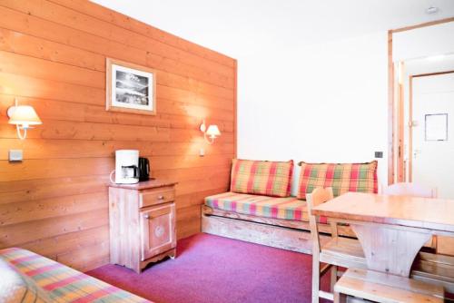 un salon avec un canapé et une table dans l'établissement Quartier La Forêt - maeva Home - Studio 3 Personnes - Budget MAE-3627, à Valmorel
