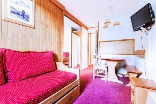 un salon avec un canapé et un bureau dans l'établissement Quartier Crève Cœur - maeva Home - Studio 4 Personnes - Confort MAE-3612, à Valmorel