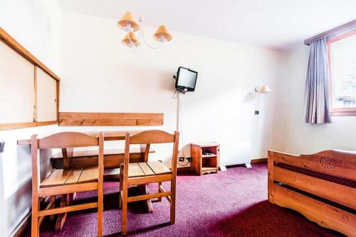 une pièce avec une table, des chaises et une télévision dans l'établissement Quartier Crève Cœur - maeva Home - Studio 4 Personnes - Confort MAE-3612, à Valmorel