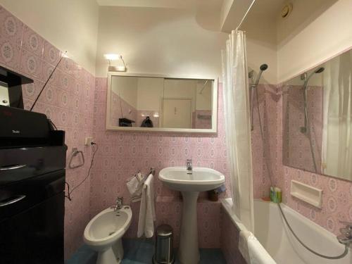 La salle de bains est pourvue d'un lavabo, de toilettes et d'un miroir. dans l'établissement 2-Room 60 m², Panoramic view, 2 balconies, 50m Pool, à Cagnes-sur-Mer