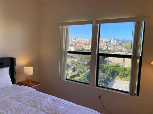 1 dormitorio con 1 cama y 2 ventanas grandes en Orsini Luxury Retreat: 2BR/2BA en Los Ángeles