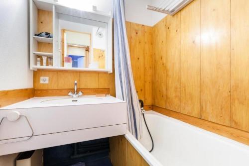 une salle de bain avec un lavabo et une baignoire dans l'établissement Quartier La Forêt - maeva Home - Studio 4 Personnes Confort MAE-3775, à Valmorel