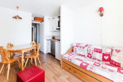 un salon avec un canapé et une table dans l'établissement Résidence Le Hameau du Sauget - maeva Home - studio 4 Personnes Sélection MAE-3767, à La Plagne Tarentaise