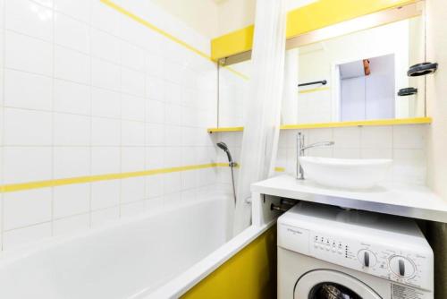 une salle de bain avec un lavabo et une machine à laver dans l'établissement Résidence Le Hameau du Sauget - maeva Home - studio 4 Personnes Sélection MAE-3767, à La Plagne Tarentaise