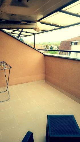 an empty room with a view of a balcony at Studio Apartman Ban in Krnjača