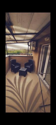 a room with couches and a table and a window at Studio Apartman Ban in Krnjača