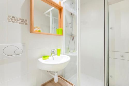 une salle de bain avec un lavabo et une douche dans l'établissement Résidence quartier Hauts-Forts - maeva Home - Studio 2 Personnes Confort - La Pointe de Vorlaz MAE-4215, à Morzine