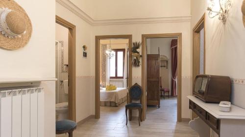 pasillo con una habitación con cama y TV en La Sassolina, en Montaione