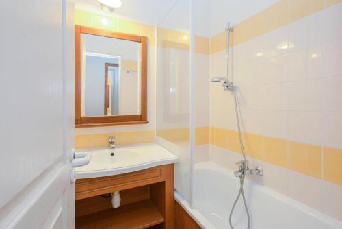 a bathroom with a sink and a shower with a mirror at Résidence Les Rives de L'Aure - maeva Home - 2 Pièces 6 Personnes Sélectio 01 in Saint-Lary-Soulan