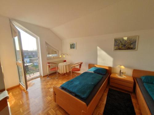 Schlafzimmer mit einem Bett und einem Tisch mit Stühlen in der Unterkunft ABM Apartment 35 in Zwingenberg