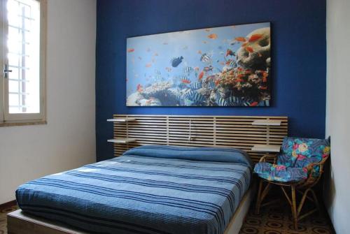 um quarto com uma grande pintura na parede em Casa Righini, a 2 passi dal mare em Lido di Savio