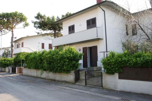 uma casa branca ao lado de uma rua em Casa Righini, a 2 passi dal mare em Lido di Savio