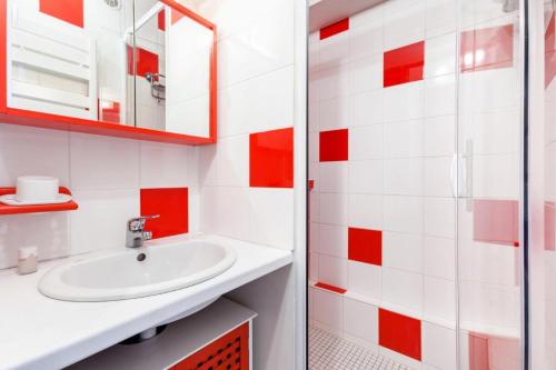 a bathroom with a sink and red and white tiles at Studio 4 pers pied des pistes - maeva Home 72251 in L'Alpe-d'Huez