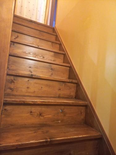 a stairway with wooden steps with a window at Maison conviviale à Criel-sur-Mer - 50 m² jardin clos in Criel-sur-Mer