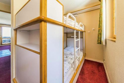une chambre avec un lit superposé dans une pièce dans l'établissement Résidence Les Constellations - maeva Home - Studio 4 Personnes - Confort MAE-4505, à La Plagne Tarentaise