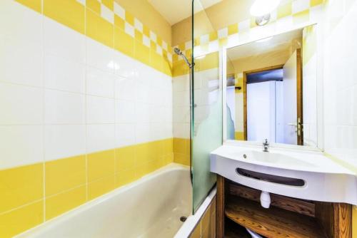 une salle de bain avec un lavabo, une baignoire et un miroir dans l'établissement Résidence Les Constellations - maeva Home - Studio 4 Personnes - Confort MAE-4505, à La Plagne Tarentaise