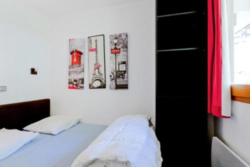 une chambre avec un lit et un tableau au mur dans l'établissement Résidence Les Sentiers du Tueda - maeva Home - 2 Pièces 4 Personnes Confort MAE-5746, à Les Allues