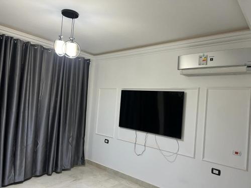 TV a/nebo společenská místnost v ubytování فيلا في ماونتن فيو العين السخنة VIP Villa in Mountain View Sokhna Families Only