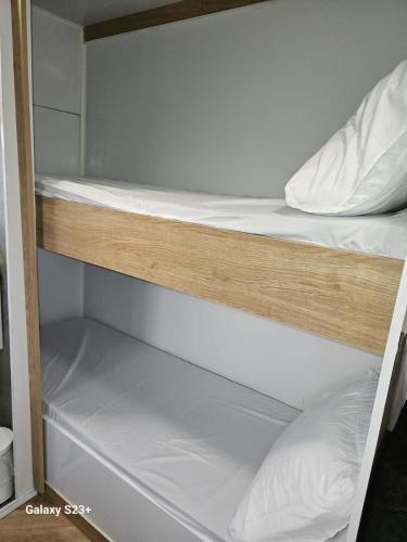 a couple of bunk beds in a room at יהליס קראונים נגררים השכרת קראוונים in Baraq