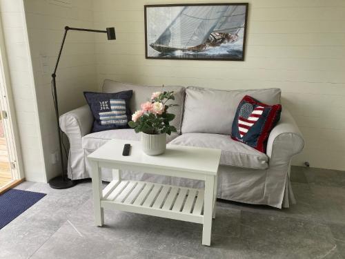 ein Wohnzimmer mit einem Sofa und einem Tisch in der Unterkunft Ferienhaus für 8 Personen ca 50 m in Rockneby, Südschweden Schärengarten der Südostküste in Rockneby