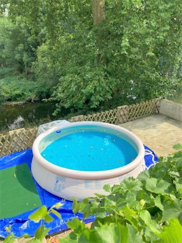 une grande piscine d'eau installée dans une cour dans l'établissement Grande maison de charme, 14 pers. 5 chambres, sauna, écrin de verdure, baby foot, à Saint-Clémentin