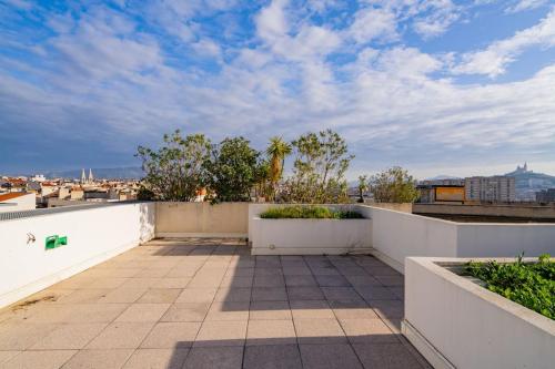 馬賽的住宿－Le Rooftop Saint Charles parking privé，从建筑物屋顶上可欣赏到风景