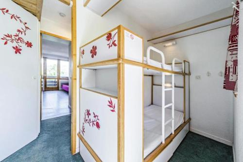 Cette chambre dispose de lits superposés et d'un couloir. dans l'établissement Résidence Le Sextant - maeva Home - Studio 4 Personnes Sélection MAE-6066, à La Plagne Tarentaise