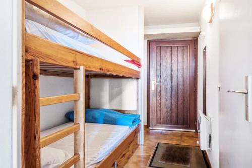 - une chambre avec 2 lits superposés et une porte dans l'établissement Studio 4 pers coeur de station - maeva Home - Studio 4 Personnes Confort MAE-7426, à Font-Romeu-Odeillo-Via