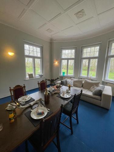 Een zitgedeelte bij Gemütliche Ferienwohnung im Gutshaus Groß Upahl