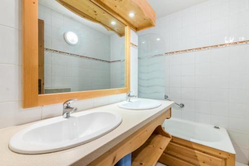 een badkamer met 2 wastafels en een spiegel bij Résidence Les Balcons d'Anaïte - maeva Home - Studio Cabine 5/6 Personnes C 63 in Les Houches