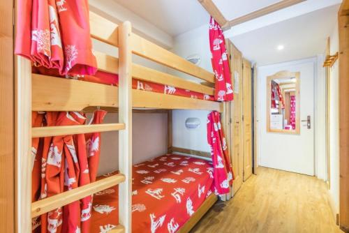 sypialnia z łóżkiem piętrowym w małym domku w obiekcie Résidence Les Balcons d'Anaïte - maeva Home - Studio Cabine 5/6 Personnes C 63 w mieście Les Houches