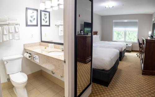 una camera d'albergo con letto e bagno di Country Inn & Suites by Radisson, Wilmington, NC a Wilmington