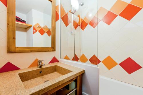 a bathroom with a sink and a mirror at Résidence Les Ravines - maeva Home - Studio 4 personnes - Confort 87 in Les Allues