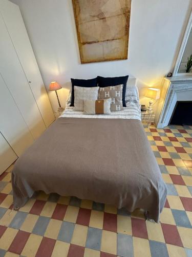 Ce lit se trouve dans un dortoir doté d'un grand lit double. dans l'établissement Ancien Palace 4couchages Vue Mer, à Menton