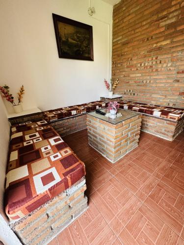 um quarto com uma cama e uma parede de tijolos em Departamento Valentina em Santa Cruz Huatulco