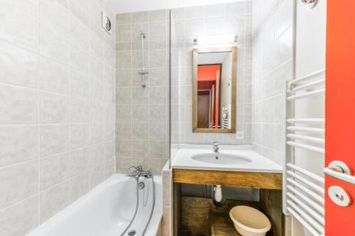 une salle de bain avec une baignoire, un lavabo et des toilettes dans l'établissement Résidence Le Quartz - maeva Home - 2 Pièces 4 Personnes Sélection MAE-3890, à La Plagne Tarentaise