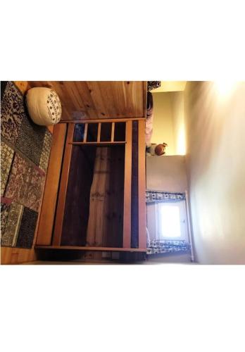 Cette chambre dispose d'une porte en bois. dans l'établissement Résidence Le Galibier 3 - 4 Pièces 8 Personnes - Cœur de station et 100m du télésiège du Village MAE-6197, à Les Deux Alpes