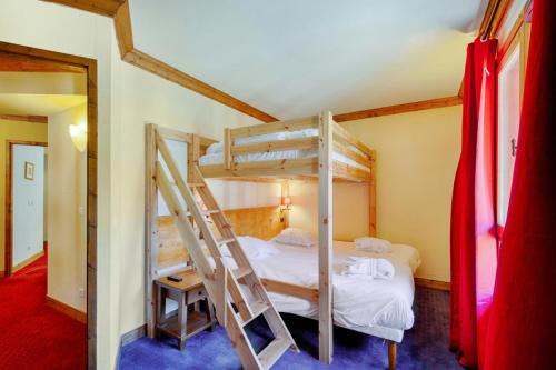une chambre avec deux lits superposés et une échelle dans l'établissement Résidence Les Arcs 1950 Le Village - maeva Home - 3 Pièces 8 Personnes Prestige MAE-7198, à Bourg-Saint-Maurice