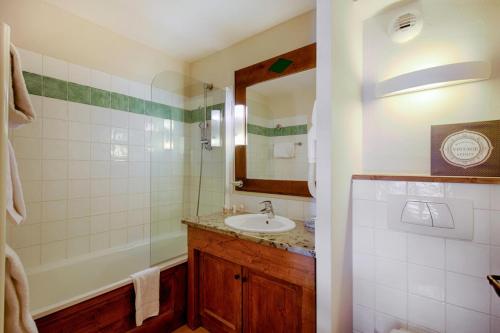 une salle de bain avec un lavabo et un miroir dans l'établissement Résidence Les Arcs 1950 Le Village - maeva Home - 3 Pièces 8 Personnes Prestige MAE-7198, à Bourg-Saint-Maurice
