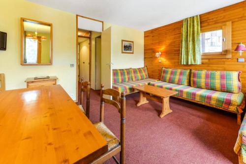 un salon avec un canapé et une table dans l'établissement Quartier Crève Cœur - maeva Home - 2 Pièces 5 Personnes - Confort MAE-8660, à Valmorel